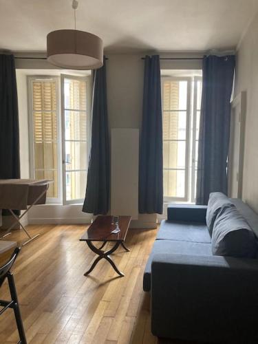 Гостиная зона в Fontainebleau hypercentre Place d’Armes 2 chambres