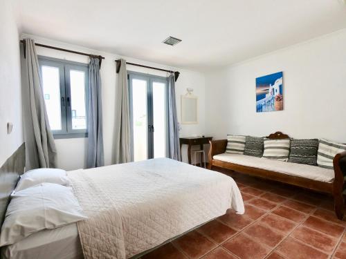 Anny Studios & Rooms Perissa Beachにあるベッド