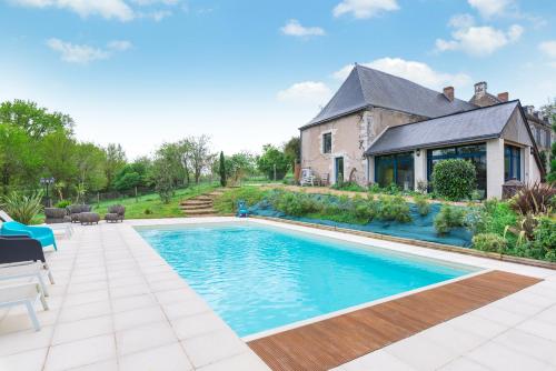 une piscine devant une maison dans l'établissement la Fontaine du Mont, à Mûrs-Érigné