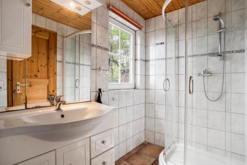a bathroom with a sink and a shower at Lillis Ferienhaus Nr 27 in Göhren