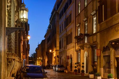 a city street filled with cars and buildings at Relais Giulia in Rome