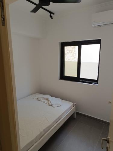 Una cama o camas en una habitación de Galini Studios & Apartments-Adults only