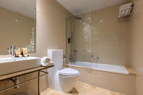 uma casa de banho com um WC, um chuveiro e um lavatório. em Hotel del Mar em Barcelona