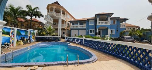 una piscina di fronte a una casa di Royal Island Breeze Resort SL a Freetown