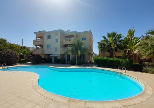 een groot zwembad voor een gebouw bij Joanne's Cosy 1 Bdrm Apt in Paphos City
