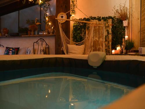 - un hamac à côté de la piscine dans l'établissement appartement l'arbousier, à Brignoles