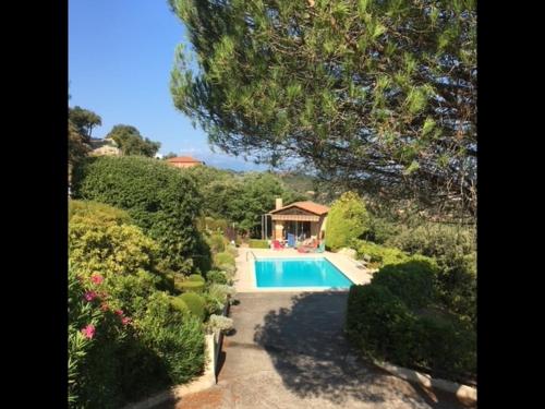 une piscine dans un jardin avec une maison dans l'établissement Maison Le Boulou - Grand jardin piscine privée, au Boulou