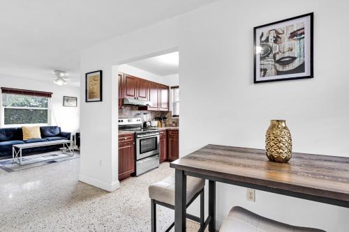 eine Küche und ein Wohnzimmer mit einem Tisch und einem Sofa in der Unterkunft Authentic Two Bedroom Unit / Parking in Miami