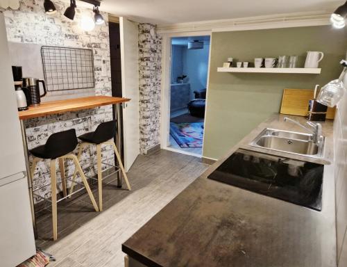 una pequeña cocina con fregadero y encimera en Musseronen, en Klippan