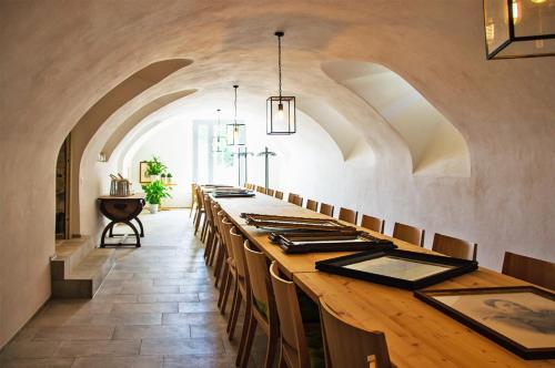 una lunga sala da pranzo con un lungo tavolo e sedie di Gasthaus zum Bauernhof a Oberlunkhofen