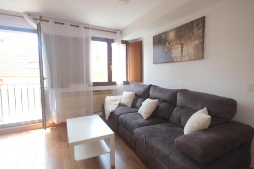 a living room with a couch and a table at Entre Castillo y Catedral VuT 09587 in Burgos