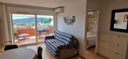 Photo de la galerie de l'établissement T2 avec vue panoramique mer, à Roquebrune-sur Argens