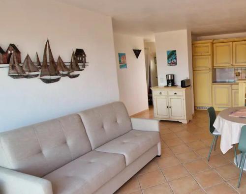 Photo de la galerie de l'établissement T2 avec vue panoramique mer, à Roquebrune-sur Argens