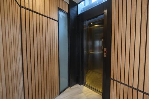an open door to a elevator in a building at Entre Castillo y Catedral VuT 09587 in Burgos