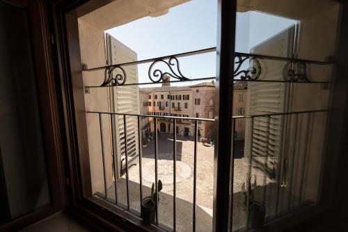 a window with a view of a building at In pieno centro storico Ca Marì e Casa Elena in Moncalvo