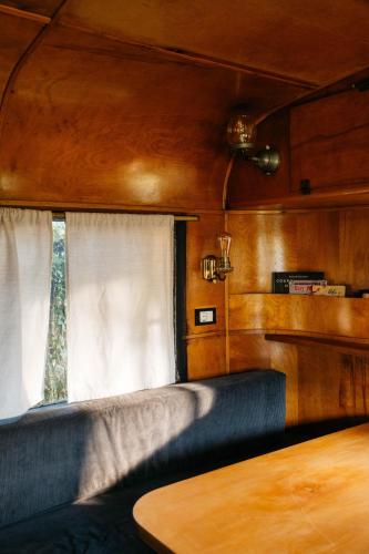 a room with a table and a window at The Caravan in Hoz de Anero