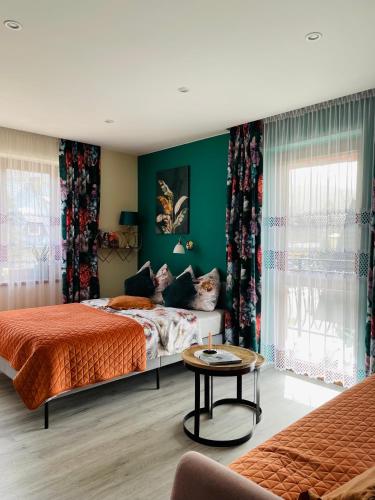 1 Schlafzimmer mit 2 Betten und einem Tisch in der Unterkunft Apartament U Bartusia in Zakopane