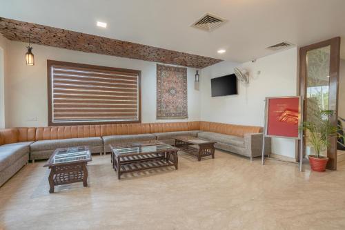 Uma área de estar em Spree Hotel Agra - Walking Distance to Tajmahal