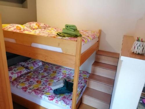 Tempat tidur susun dalam kamar di Ferienwohnung Claudia