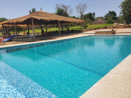 uma grande piscina azul com um pavilhão em Canafistra Prestige Villa em Plaque