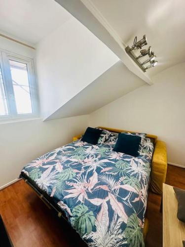 马恩河畔莱佩尔勒Studio Le Cocon détente proche Paris Disney的卧室位于客房的角落,配有一张床