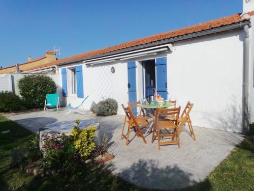 Photo de la galerie de l'établissement Maison rénovée 3 pièces avec jardin clos, à 700m des plages et 400m du centre de l'Épine - FR-1-224B-28, à LʼÉpine