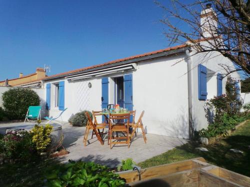 Photo de la galerie de l'établissement Maison rénovée 3 pièces avec jardin clos, à 700m des plages et 400m du centre de l'Épine - FR-1-224B-28, à LʼÉpine