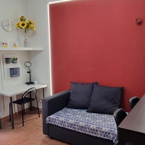 a couch in a room with a table and a desk at Casa Fortunata con parcheggio in Livorno