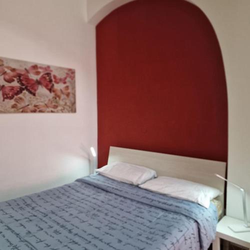 a bedroom with a bed and a painting on the wall at Casa Fortunata con parcheggio in Livorno