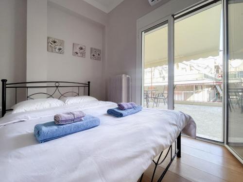 um quarto com uma cama grande com duas almofadas em 2-bedroom Winter Apartment em Atenas