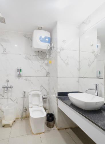 Bilik mandi di Hotel Green - Behind Parmarth Niketan