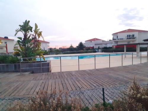 - une piscine en face de certaines maisons dans l'établissement Deux pièces climatisé plage à pied et garage, à Antibes