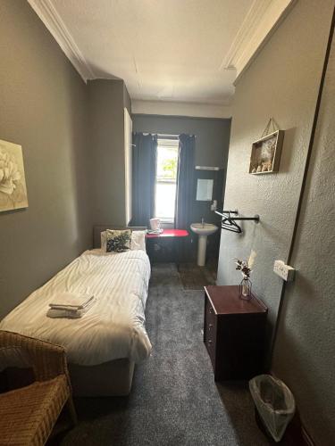 a bedroom with a bed and a sink in a room at Manchester Stay Hotel - Free Parking in Manchester