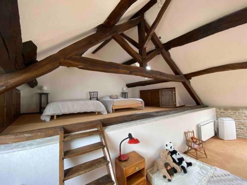sypialnia z 2 łóżkami na poddaszu w obiekcie La Felicità w mieście Dissangis