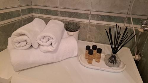bagno con due asciugamani e lavandino di Apartment Carrington a Dubrovnik