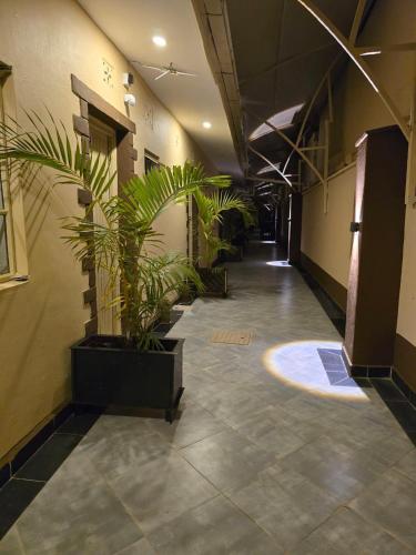 un pasillo con macetas en un edificio en Sanrod Hotel Maua, en Maua
