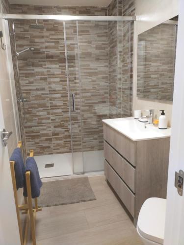 a bathroom with a shower and a sink at Europa Moderna Apartamento in Gandía