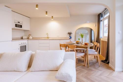 un salon avec un canapé et une table dans l'établissement L’écrin de douceur pour 4/6 personnes + parking privé, à Courbevoie