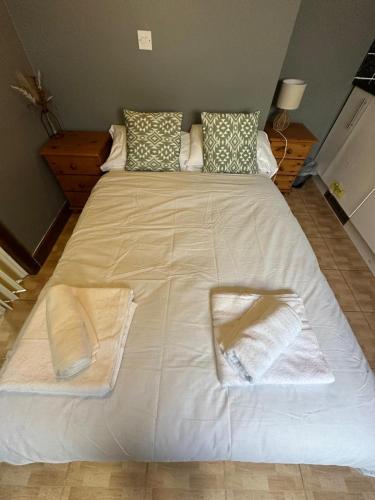 a large bed with white sheets and pillows at Manchester Stay Hotel - Free Parking in Manchester