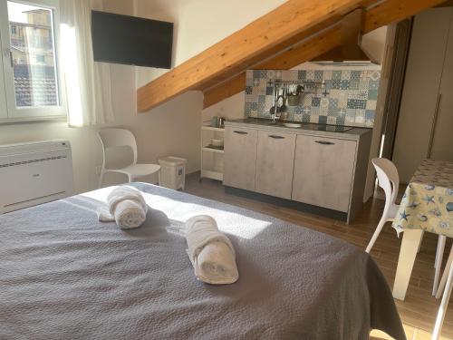 ein Schlafzimmer mit einem Bett mit Handtüchern darauf in der Unterkunft Annabella’s home in Agropoli