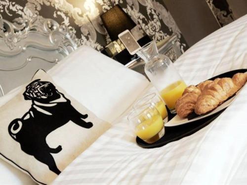 Bett mit einem Tablett mit Essen und einem Teller Gebäck in der Unterkunft The Lambton Worm in Chester-le-Street