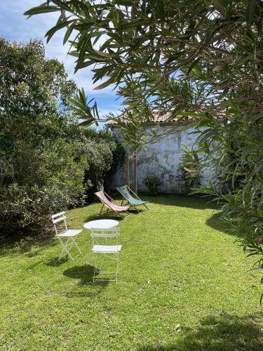 two chairs and a table and two chairs in a yard at Calicho in Urrugne