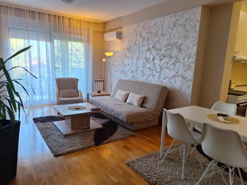 ein Wohnzimmer mit einem Sofa und einem Tisch in der Unterkunft SAN in Čačak