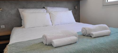 ein Bett mit zwei Kissen darauf in der Unterkunft Adriaticoast Holiday Apartments- Blue Horizon in Drage