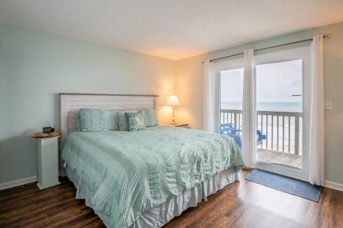 Ένα ή περισσότερα κρεβάτια σε δωμάτιο στο Oceanfront Condo with 3+ Pools - Ocean Dunes 2105