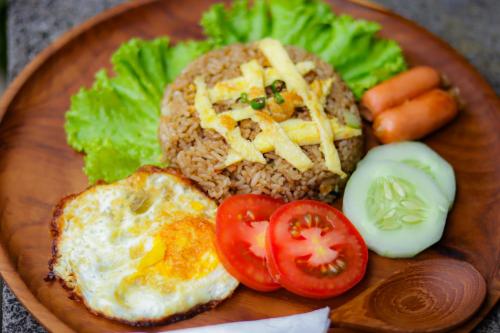 DarmasabaにあるAlam Puri Art Museum and Villasの卵・レタス・トマトの盛り合わせ