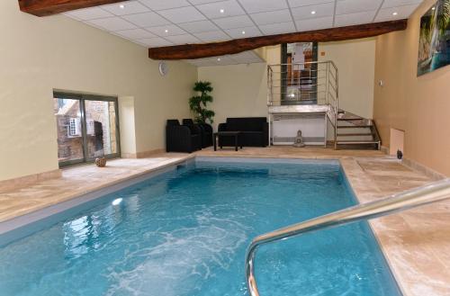 Der Swimmingpool an oder in der Nähe von Mon Petit Paradis, Piscine Intérieure Chauffée Privative