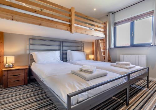 1 dormitorio con cama grande y ventana grande en Lantic Star en St Merryn