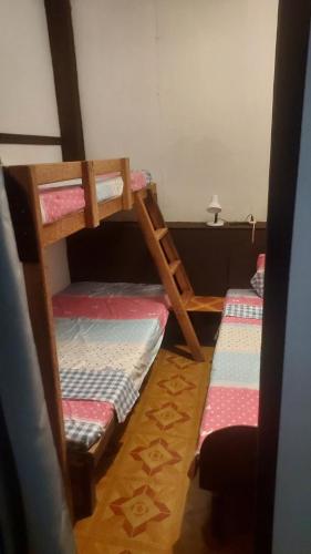 2 łóżka piętrowe w pokoju z: w obiekcie 3B Beach Resort Alegria w mieście Santa Monica