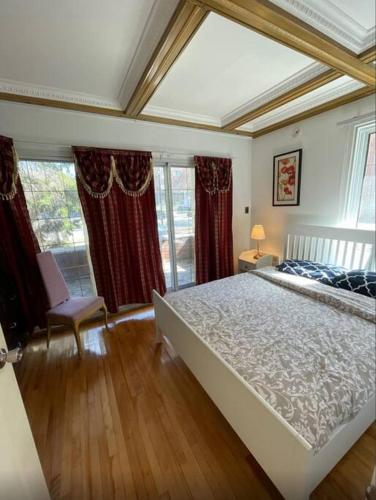 1 dormitorio grande con 1 cama grande y ventanas en Beautiful 2 bedroom Apartment, en Montreal